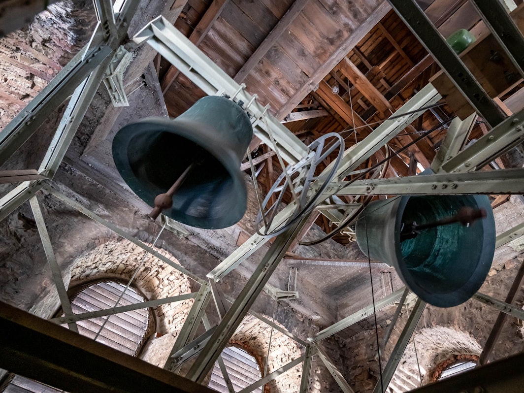 Kirchenglocken läuten.