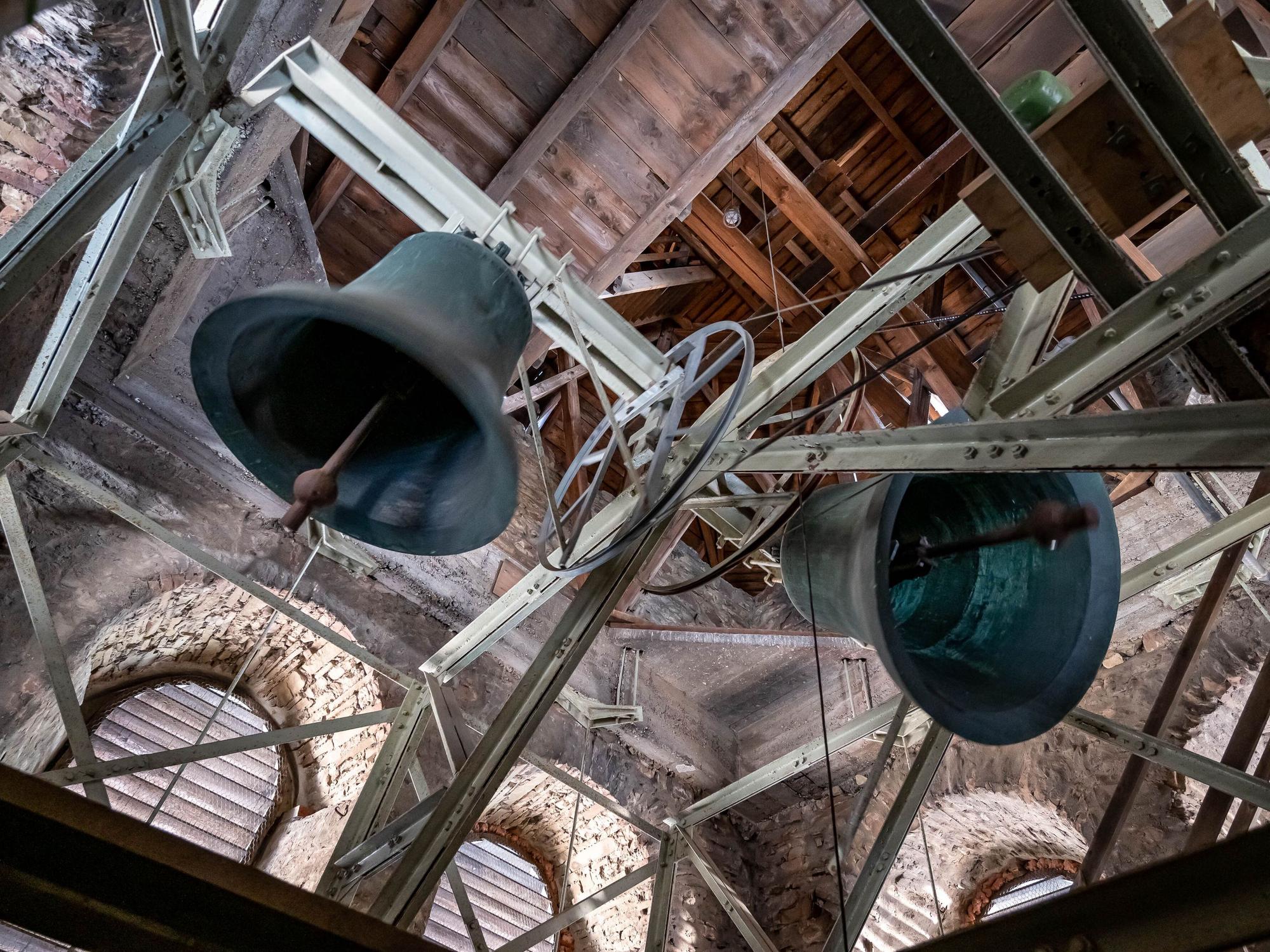 Kirchenglocken läuten in einer Kirche. Im Kölner Stadtteil Marienburg sorgt das für Ärger.