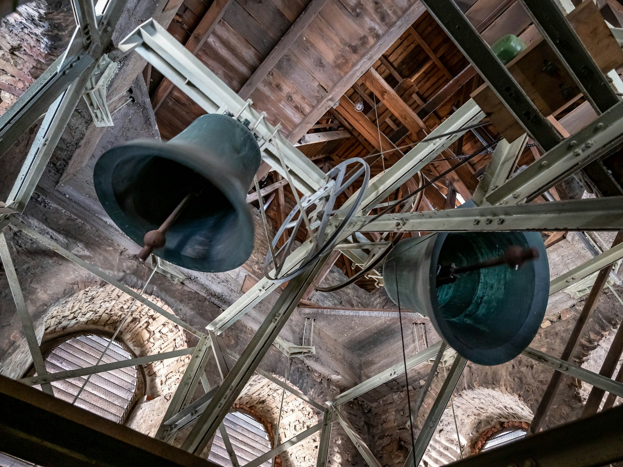Kirchenglocken läuten in einer Kirche. Im Kölner Stadtteil Marienburg sorgt das für Ärger.