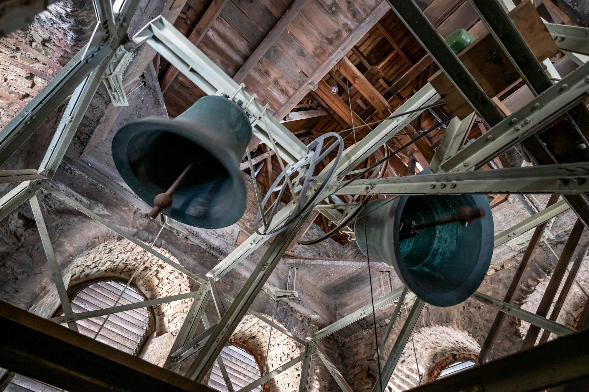 Kirchenglocken läuten.