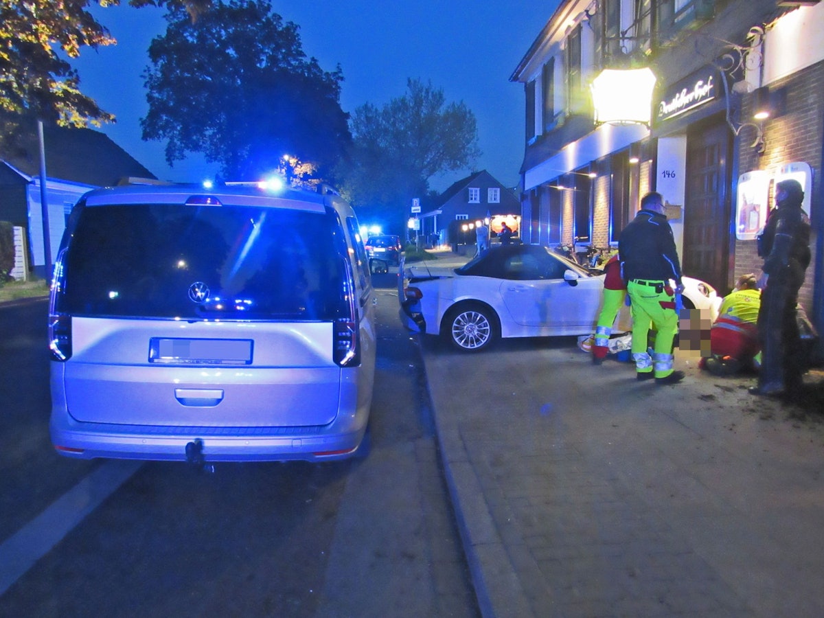 Rettungskräfte behandeln eine Frau vor einer Kneipe in Mettmann.