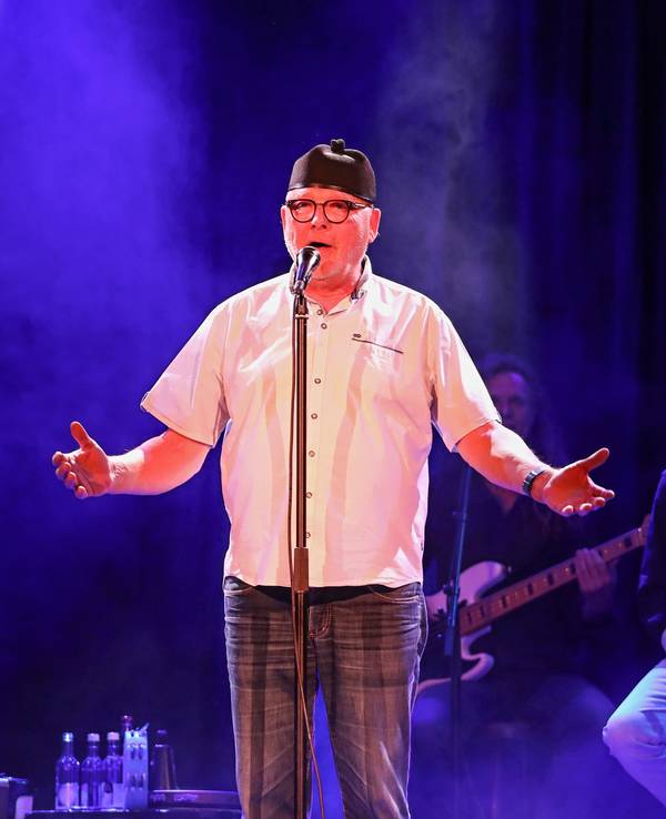 Fööss-Schlagzeuger Gus Gusovius (l.) in Köln beim Auftritt in der Volksbühne.