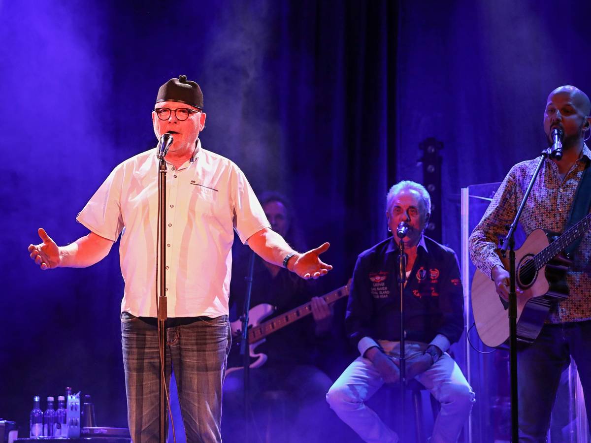 Fööss-Schlagzeuger Gus Gusovius (l.) in Köln beim Auftritt in der Volksbühne.