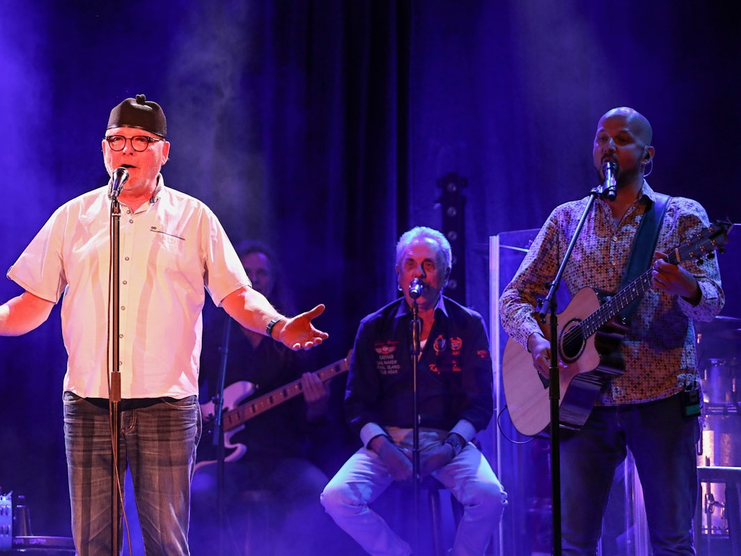 Fööss-Schlagzeuger Gus Gusovius (l.) in Köln beim Auftritt in der Volksbühne.