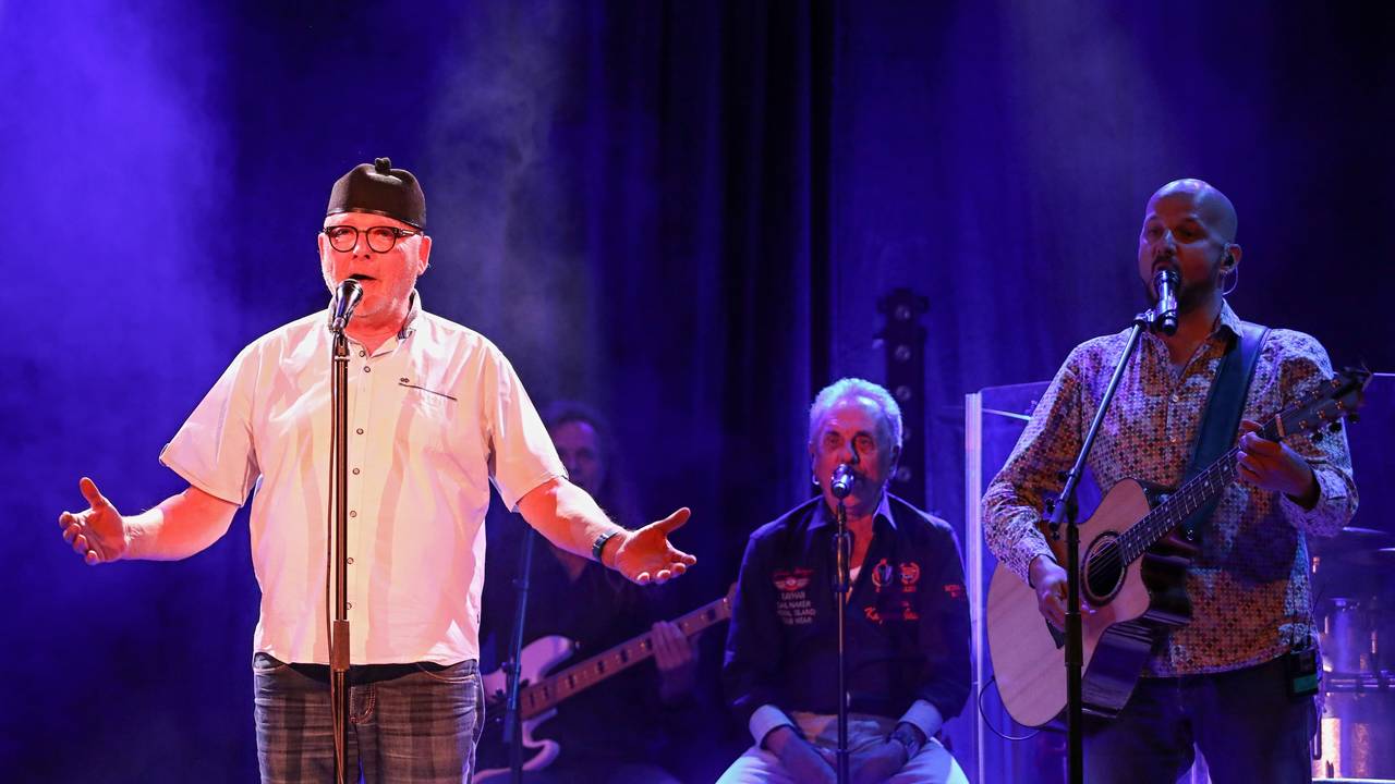 Fööss-Schlagzeuger Gus Gusovius (l.) in Köln beim Auftritt in der Volksbühne.