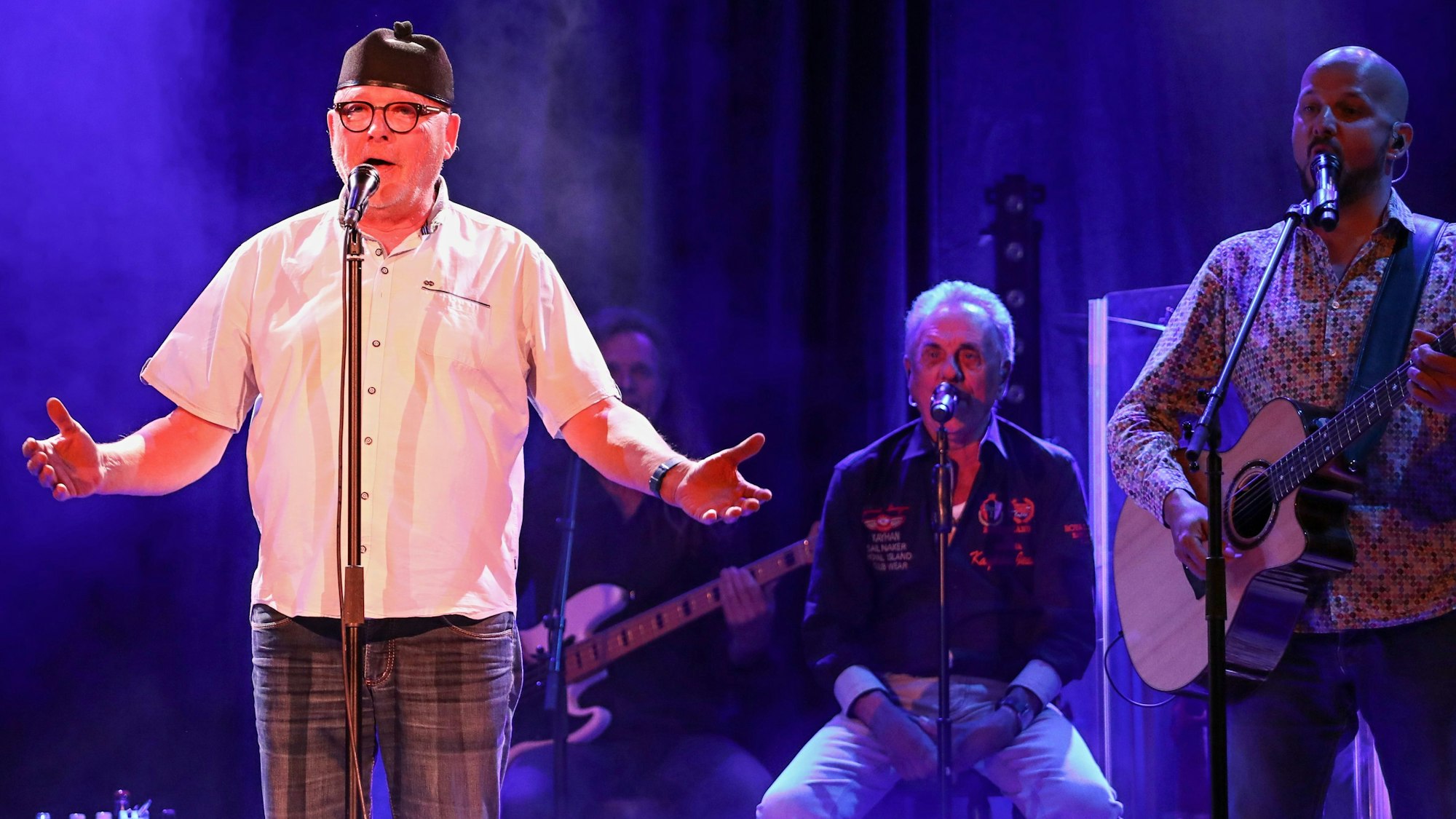 Fööss-Schlagzeuger Gus Gusovius (l.) in Köln beim Auftritt in der Volksbühne.