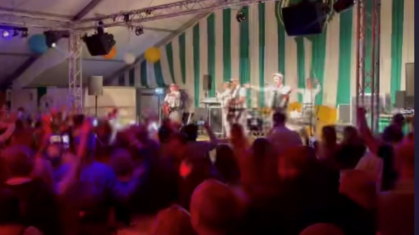 Die Klüngelköpp bei der Maigesellschaft Auweiler in Köln am 30. April.