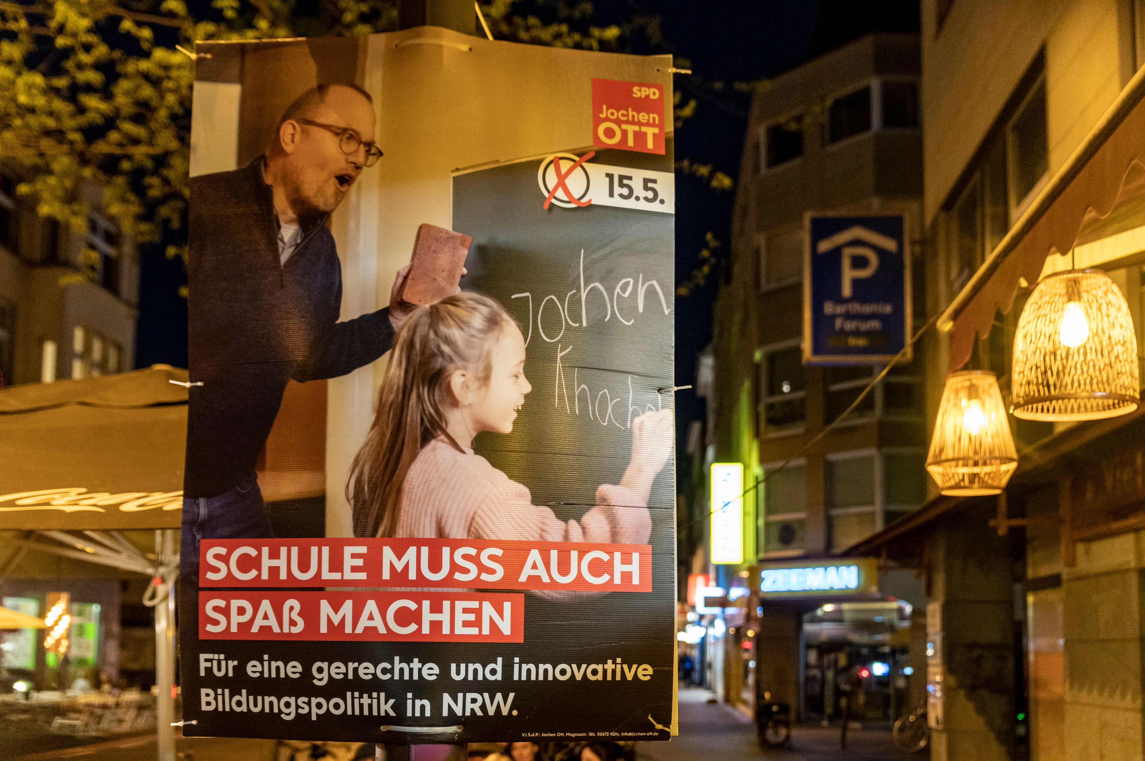 Das SPD-Wahlplakat mit Jochen Ott zur Landtagswahl in NRW (aufgenommen am 27. April 2022 in Köln). „Schule muss auch Spaß machen“ – nicht bei jedem kam das Motiv so gut an.