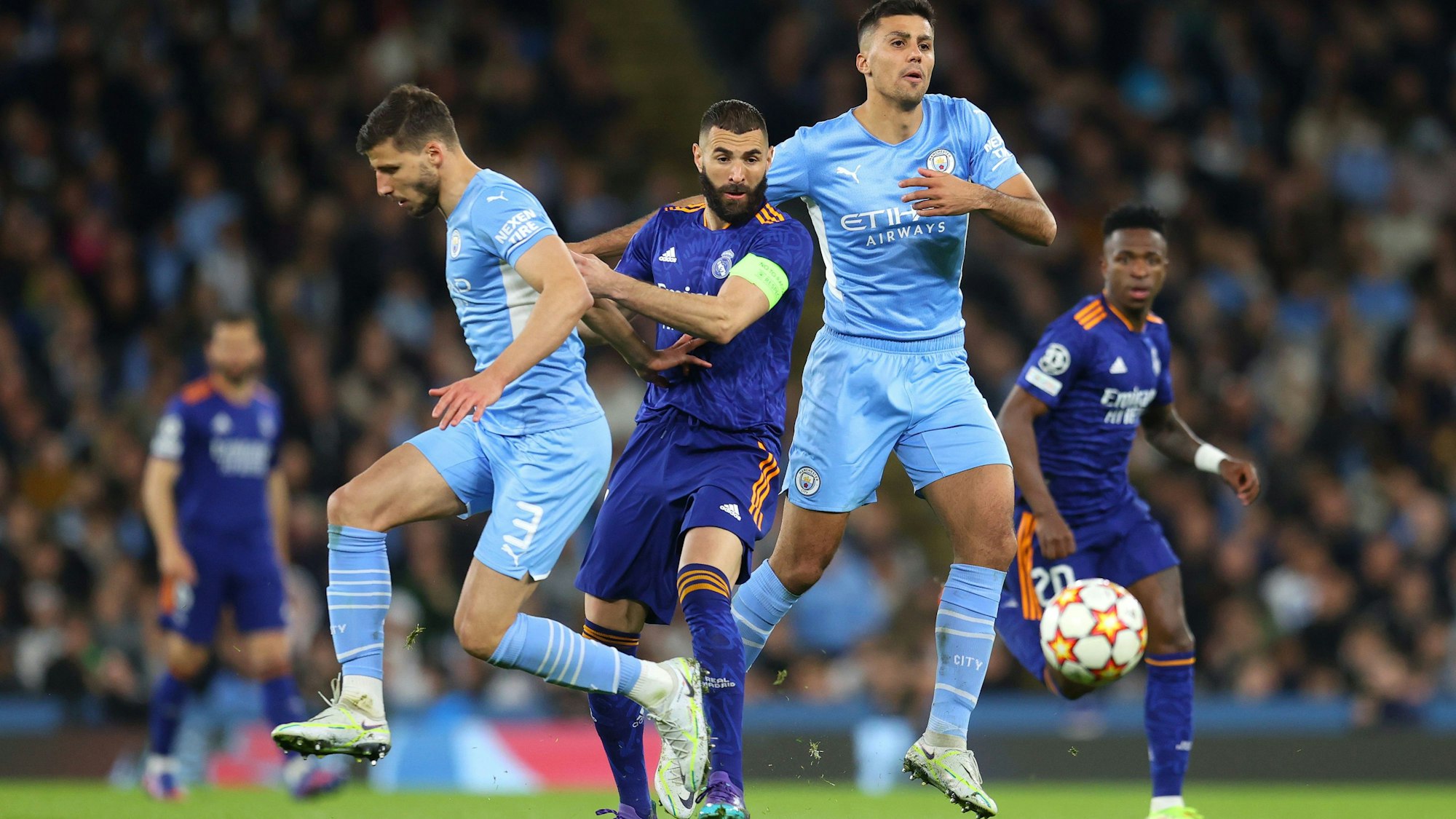 Karim Benzema im Halbfinal-Hinspiel der Champions League gegen Ruben Dias und Rodri