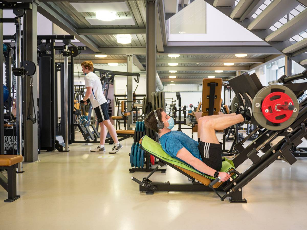 In einem Fitness-Studio in Saarbrücken trainieren am 6. April 2021 wieder Menschen an Trainigsgeräten.