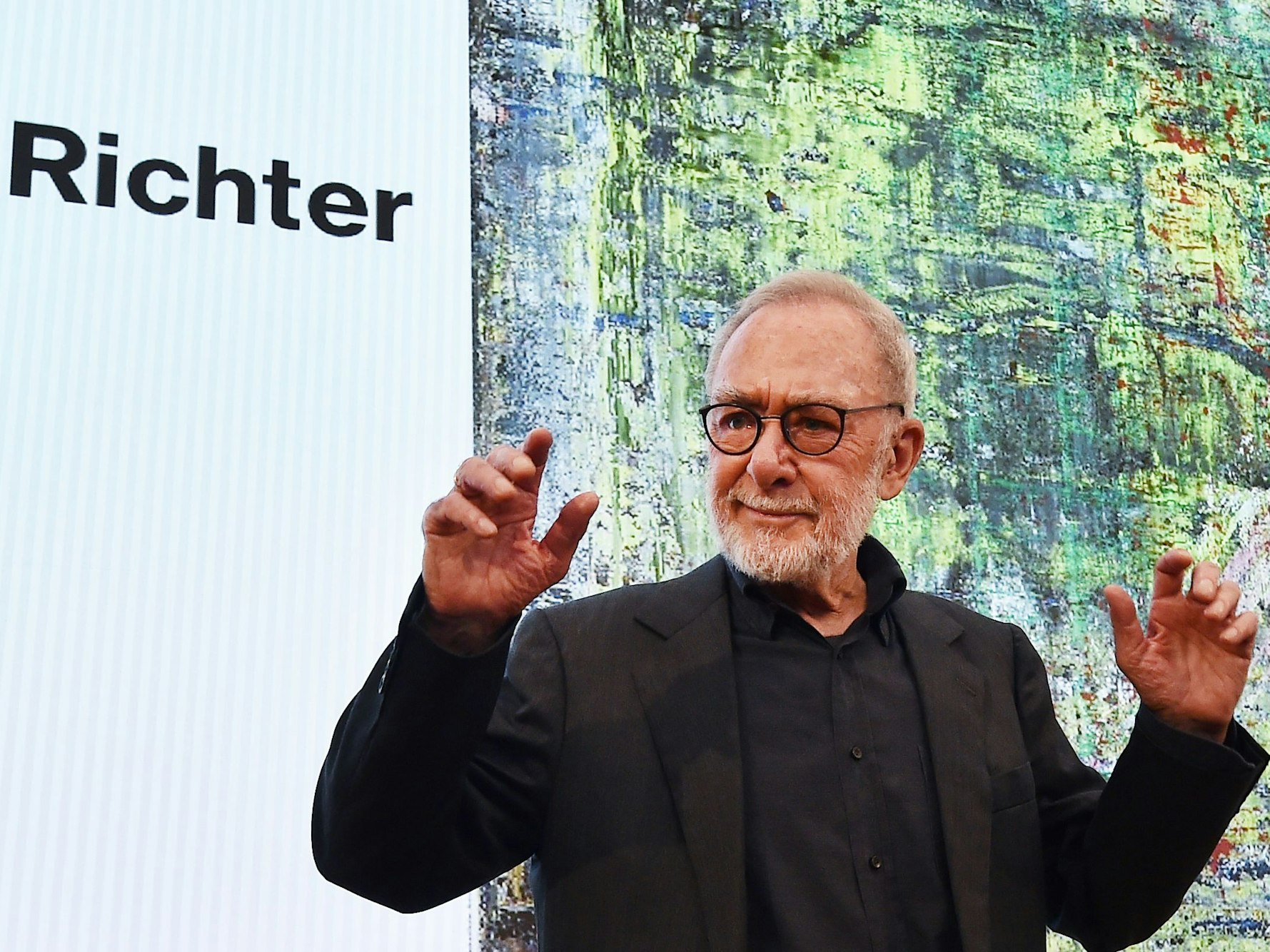 Gerhard Richter vor einem seiner Bilder.