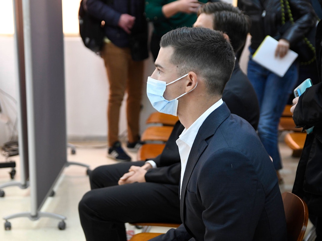 Der spanische Erstliga-Profi Santi Mina sitzt beim Prozess wegen sexuellen Missbrauchs auf der Anklagebank