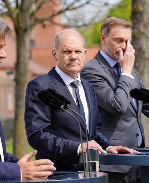 (v.l.) Robert Habeck, Bundeskanzler Olaf Scholz und Christian Lindner geben die Abschlusspressekonferenz nach der Klausurtagung der Bundesregierung vor dem Schloss Meseberg.