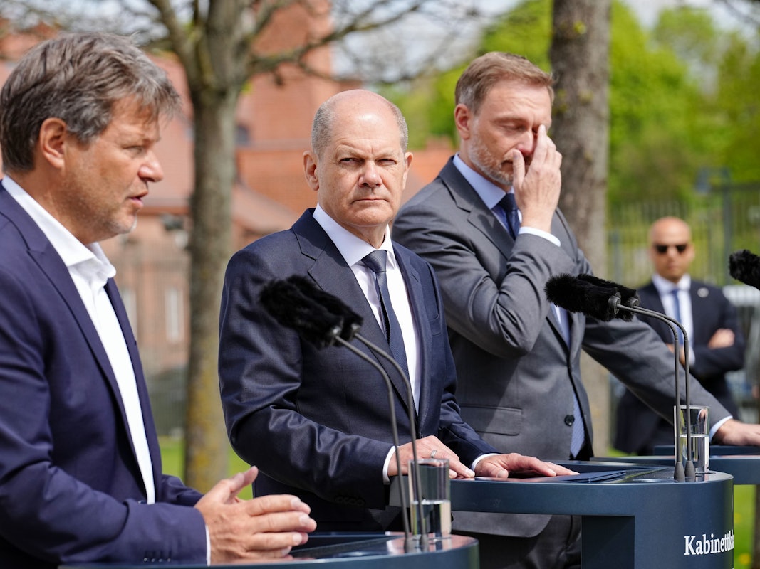 (v.l.) Robert Habeck, Bundeskanzler Olaf Scholz und Christian Lindner geben die Abschlusspressekonferenz nach der Klausurtagung der Bundesregierung vor dem Schloss Meseberg.