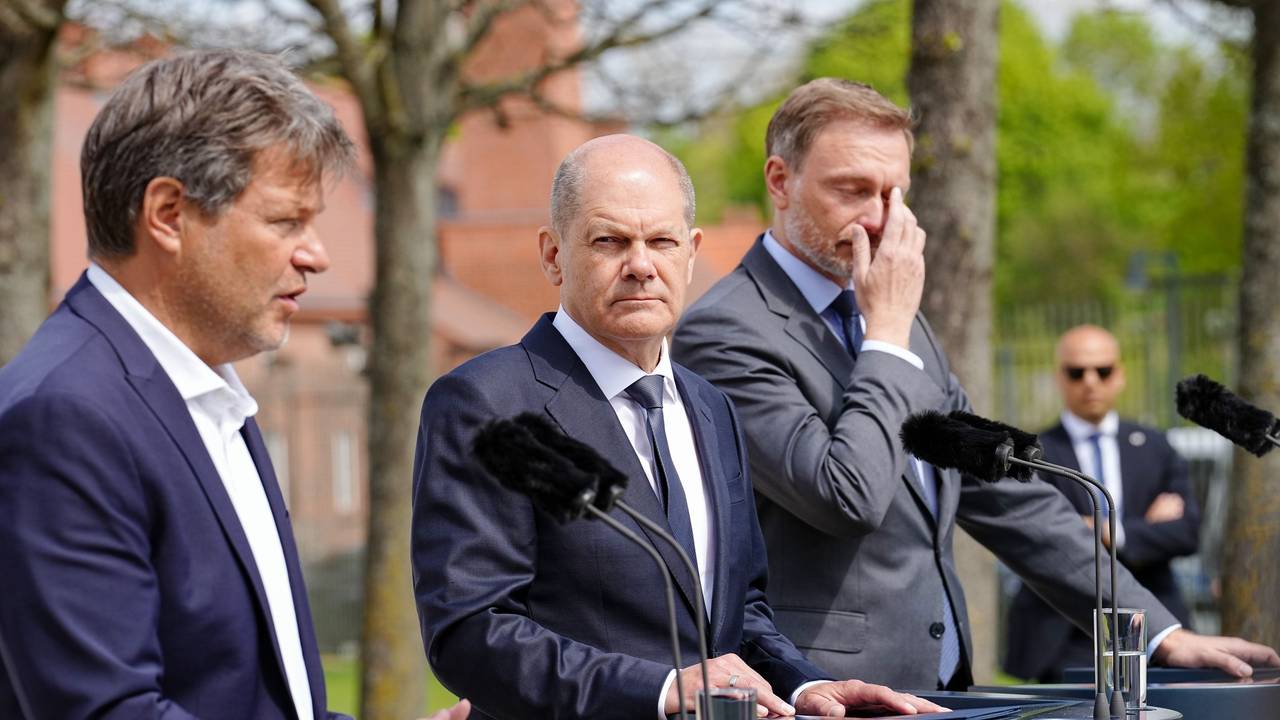 (v.l.) Robert Habeck, Bundeskanzler Olaf Scholz und Christian Lindner geben die Abschlusspressekonferenz nach der Klausurtagung der Bundesregierung vor dem Schloss Meseberg.