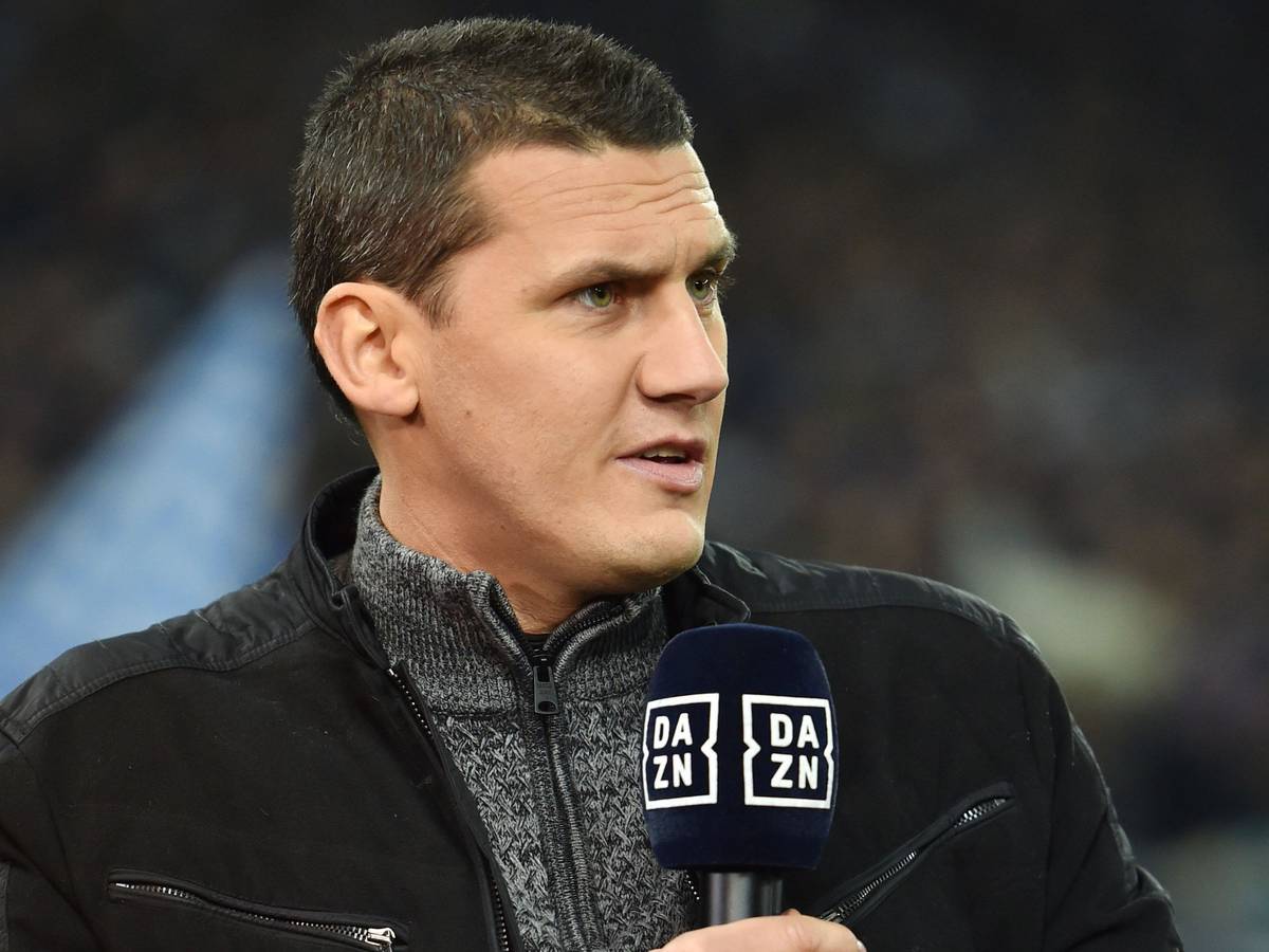 Ralph Gunesch spricht bei einem Experten-Einsatz ins Mikrofon des Streaming-Dienstes DAZN.