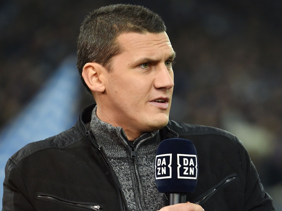 Ralph Gunesch spricht bei einem Experten-Einsatz ins Mikrofon des Streaming-Dienstes DAZN.