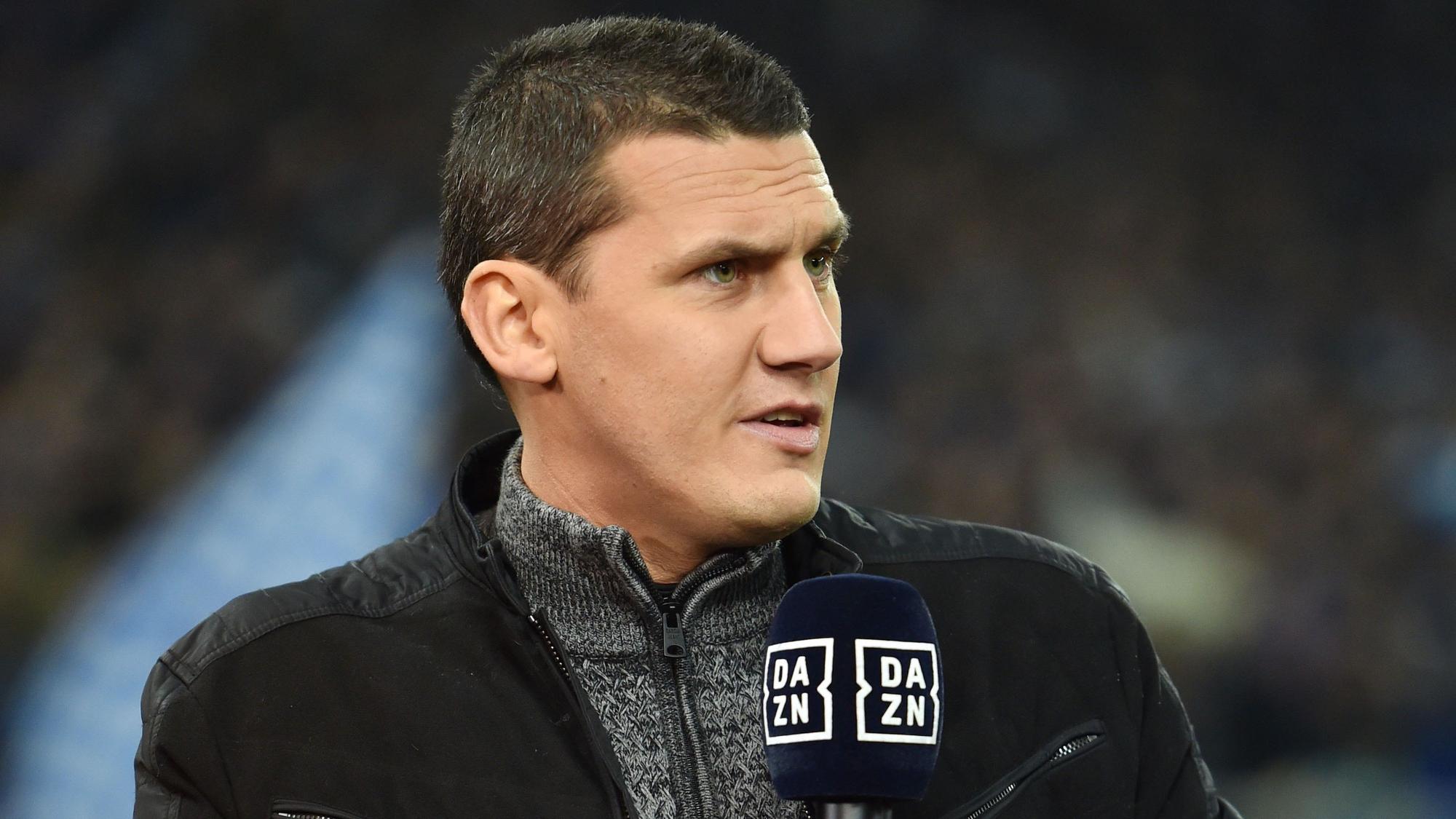 Ralph Gunesch spricht bei einem Experten-Einsatz ins Mikrofon des Streaming-Dienstes DAZN.