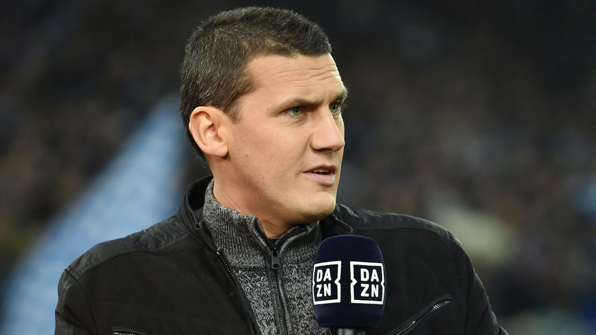 Ralph Gunesch spricht bei einem Experten-Einsatz ins Mikrofon des Streaming-Dienstes DAZN.