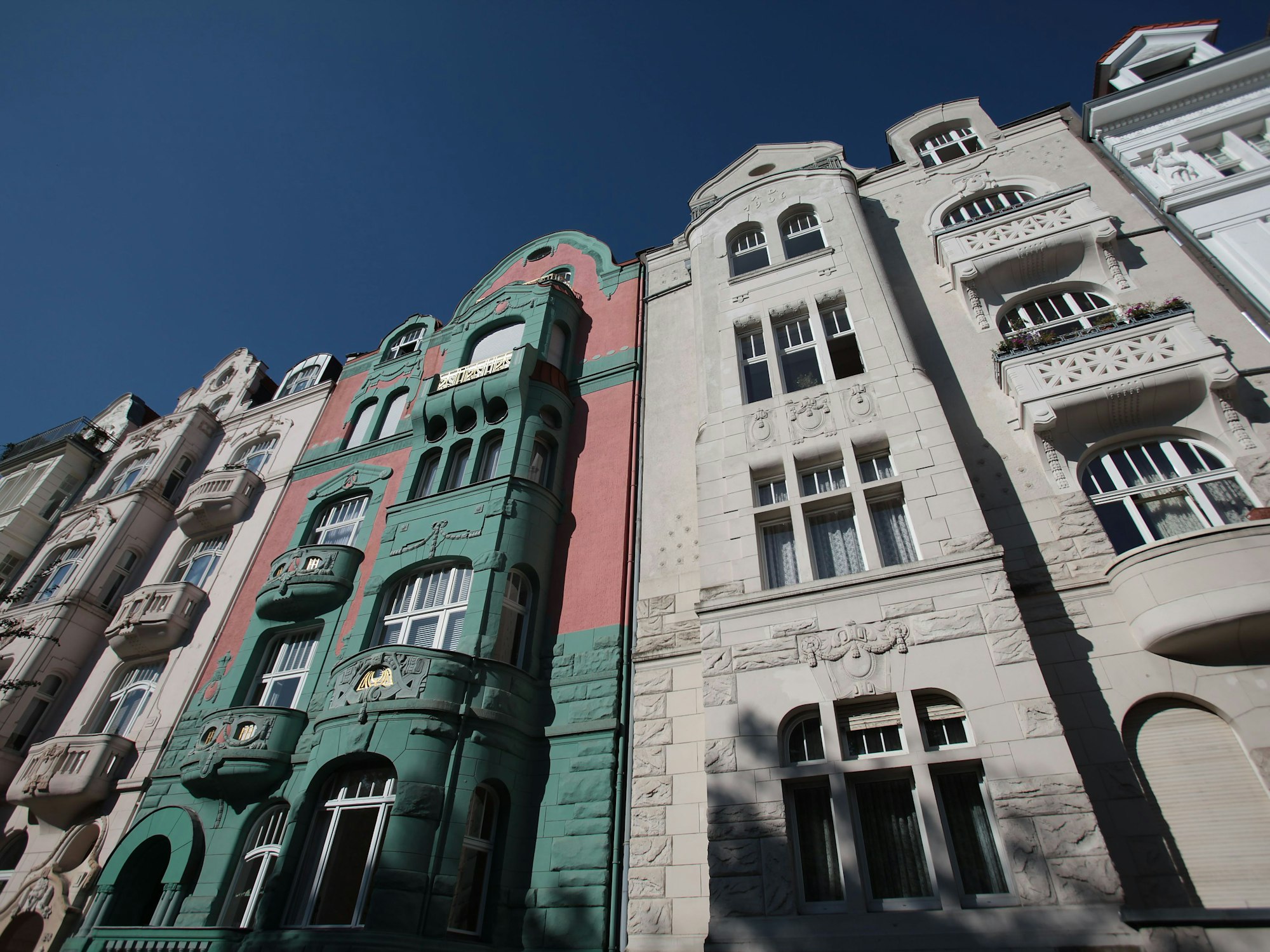 Blick auf die Fassaden von Wohnhäusern aus der Kölner Südstadt.