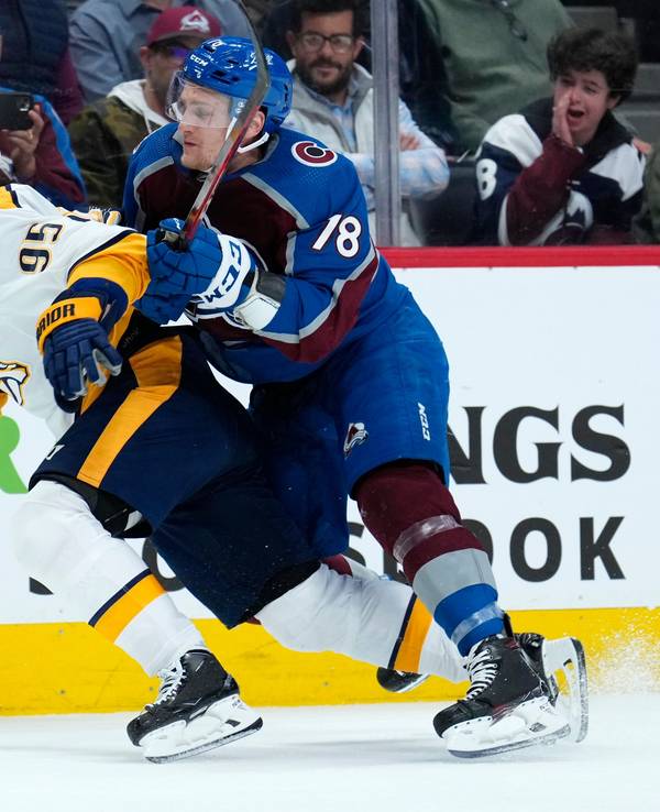 Nico Sturm (r.) kämpft mit Matt Duchene (l.) um den Puck bei Spiel eins von Colorado Avalanche gegen Nashville Predators (3. Mai 2022)