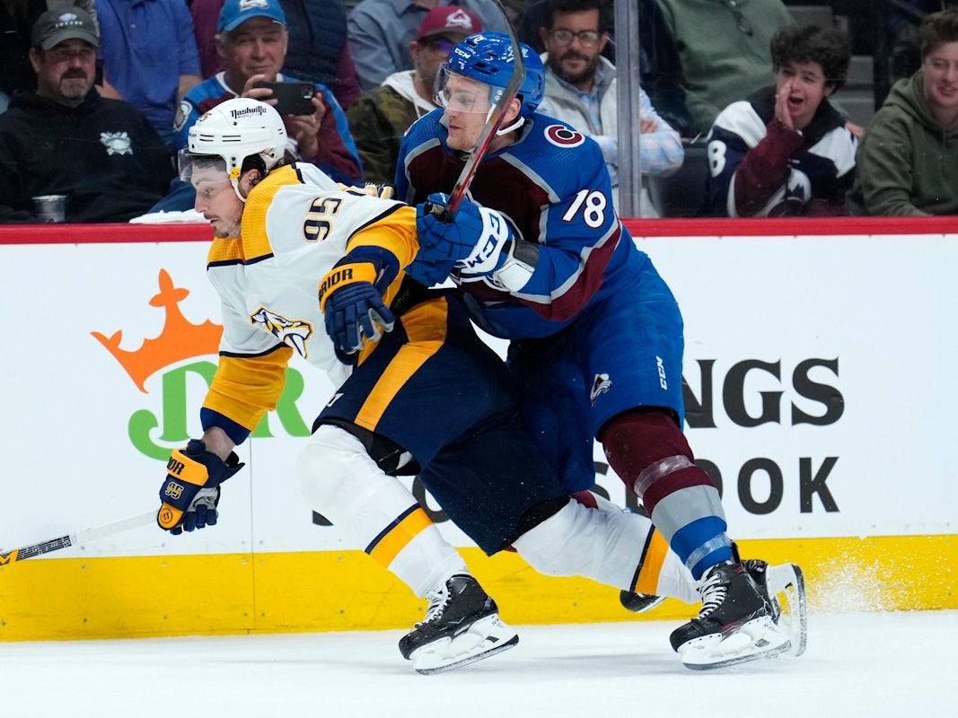 Nico Sturm (r.) kämpft mit Matt Duchene (l.) um den Puck bei Spiel eins von Colorado Avalanche gegen Nashville Predators (3. Mai 2022)