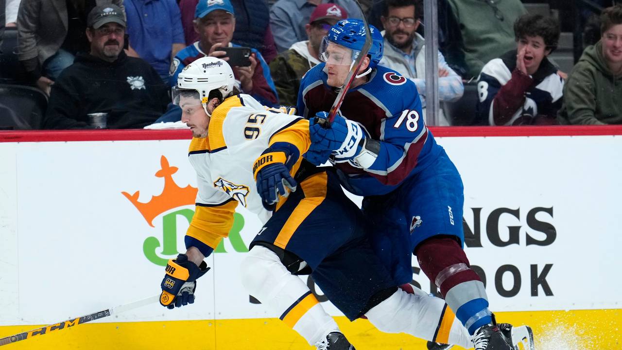 Nico Sturm (r.) kämpft mit Matt Duchene (l.) um den Puck bei Spiel eins von Colorado Avalanche gegen Nashville Predators (3. Mai 2022)