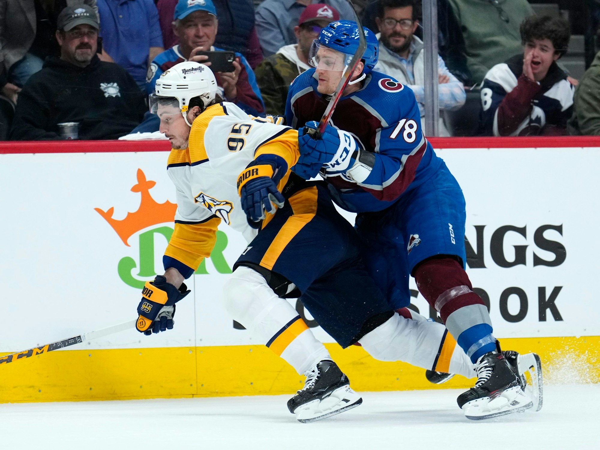 Nico Sturm (r.) kämpft mit Matt Duchene (l.) um den Puck bei Spiel eins von Colorado Avalanche gegen Nashville Predators (3. Mai 2022)