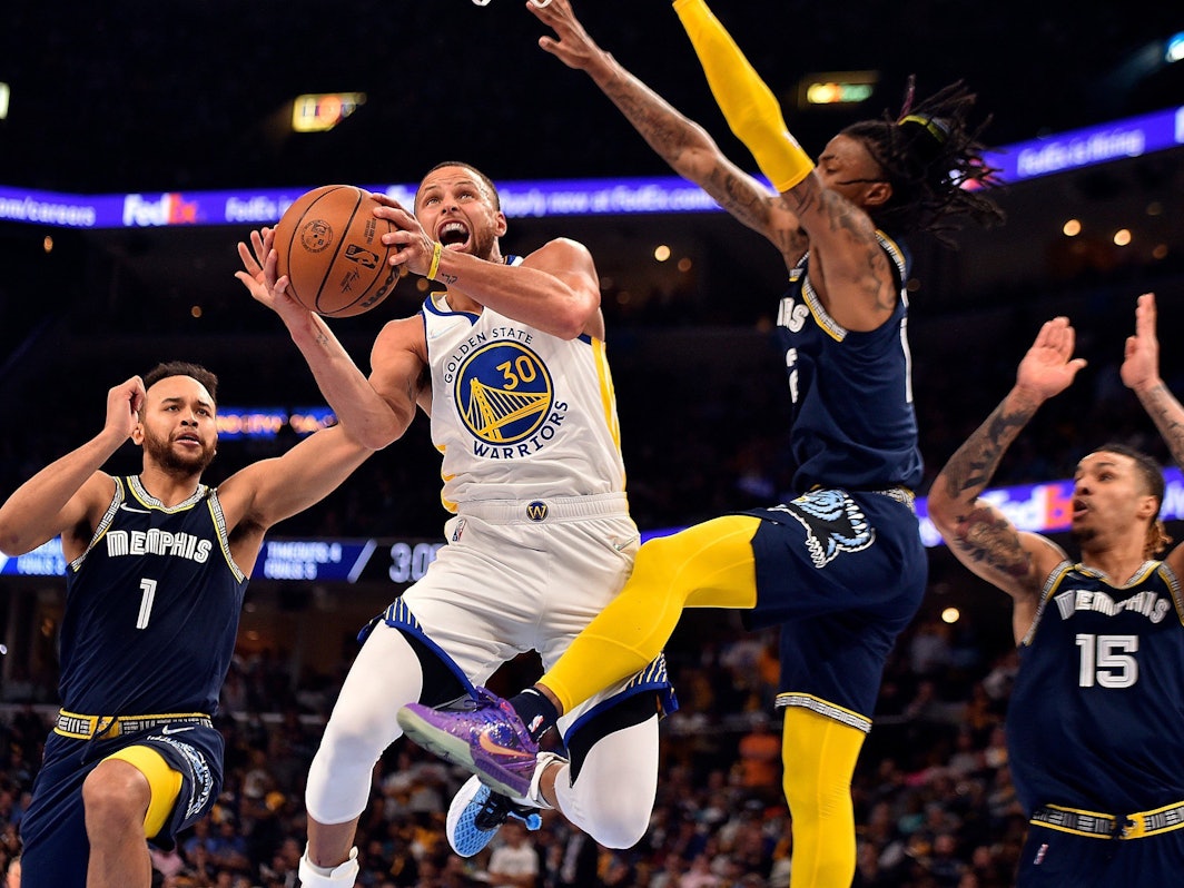 Stephen Curry (m.) wird von Ja Morant (r.) verteidigt beim zweiten Spiel der Golden State Warriors gegen die Memphis Grizzlies (3. Mai 2022).