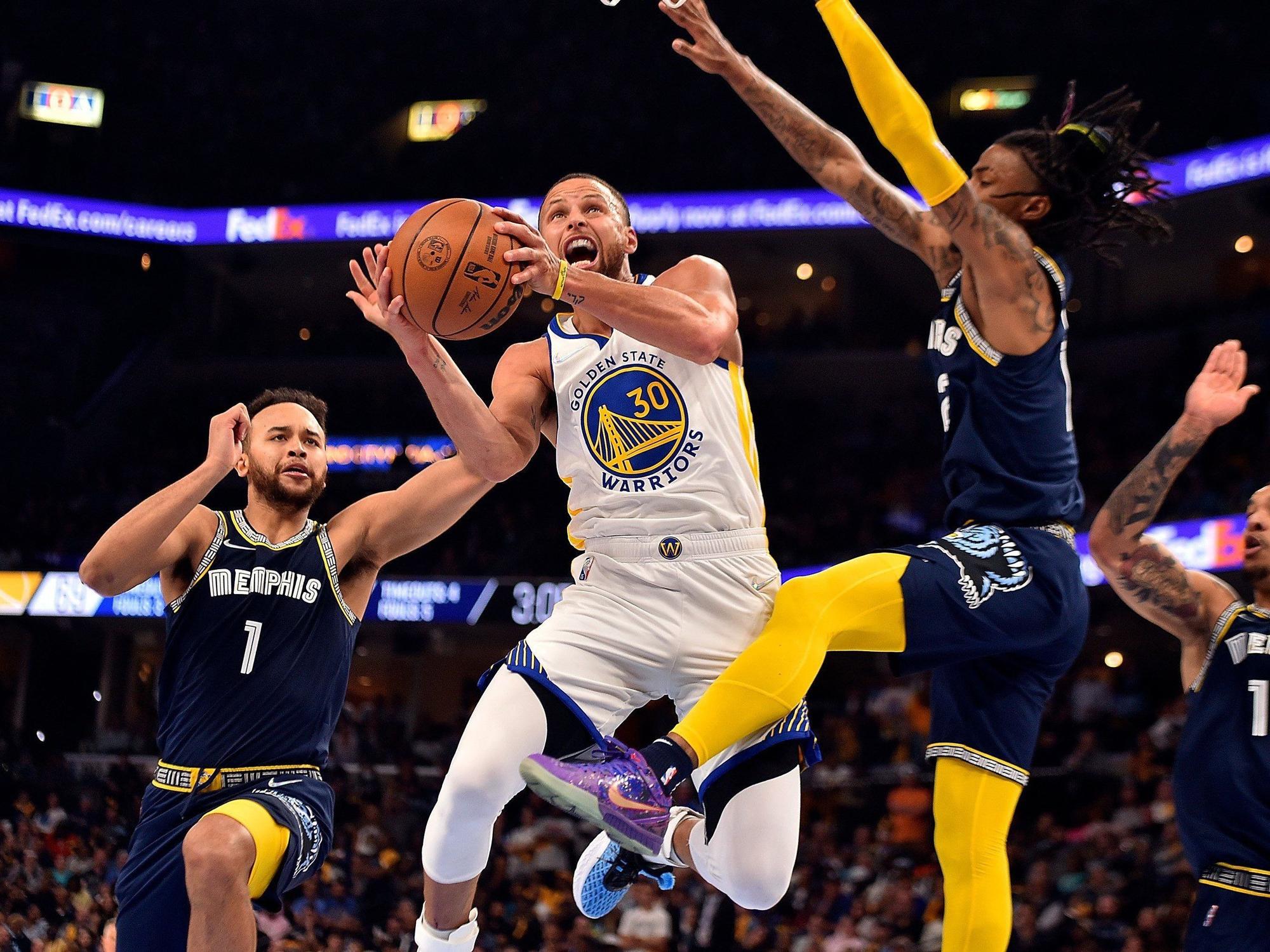 Stephen Curry (m.) wird von Ja Morant (r.) verteidigt beim zweiten Spiel der Golden State Warriors gegen die Memphis Grizzlies (3. Mai 2022).