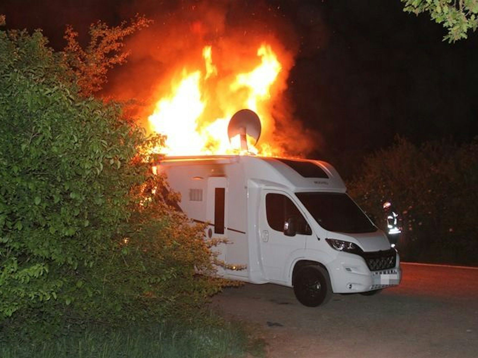 In der Nacht vom 3. auf den 4. Mai ist ein Wohnmobil auf einem Parkplatz in Titz, Kreis Düren, abgebrannt.