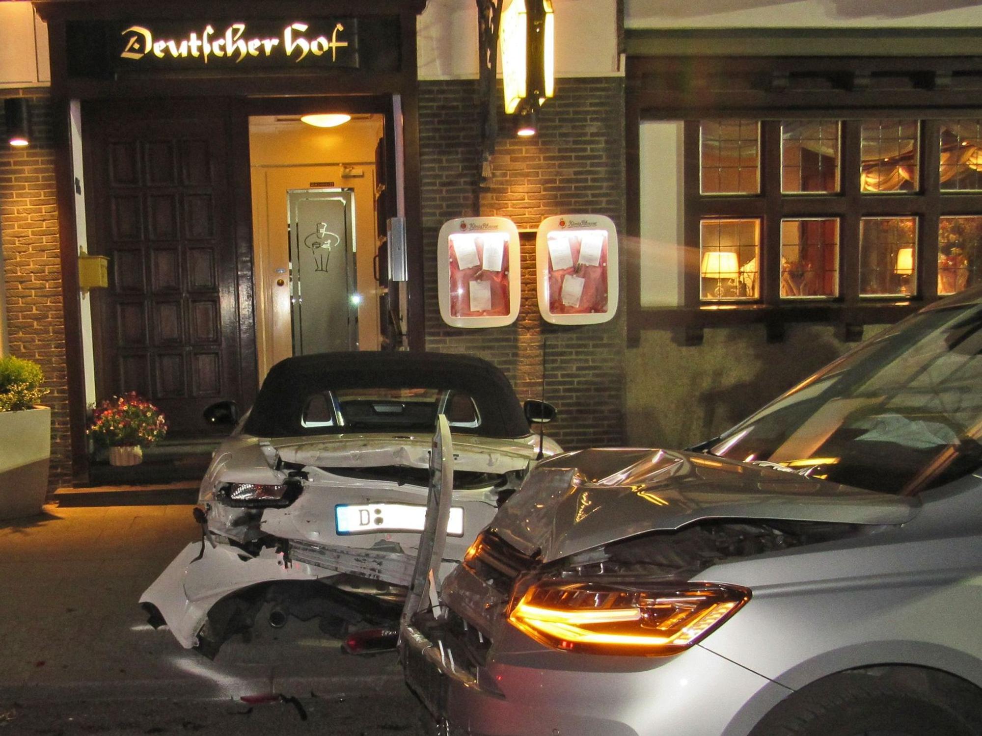 Zwei kaputte Autos nach einem Unfall in Heiligenhaus.