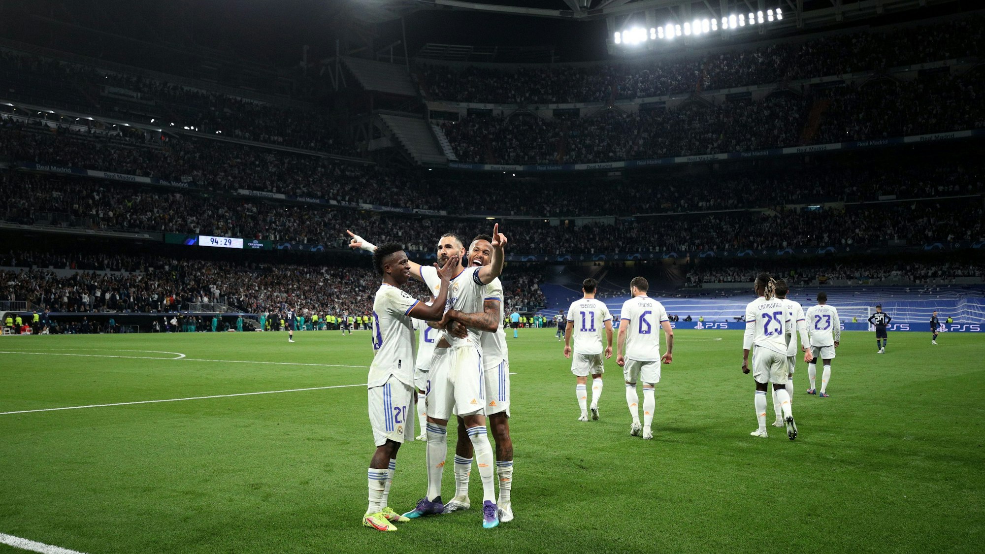 Real Madrid jubelt im heimischen Stadion und steht nach dem Sieg über Manchester City im Finale der Champions League.