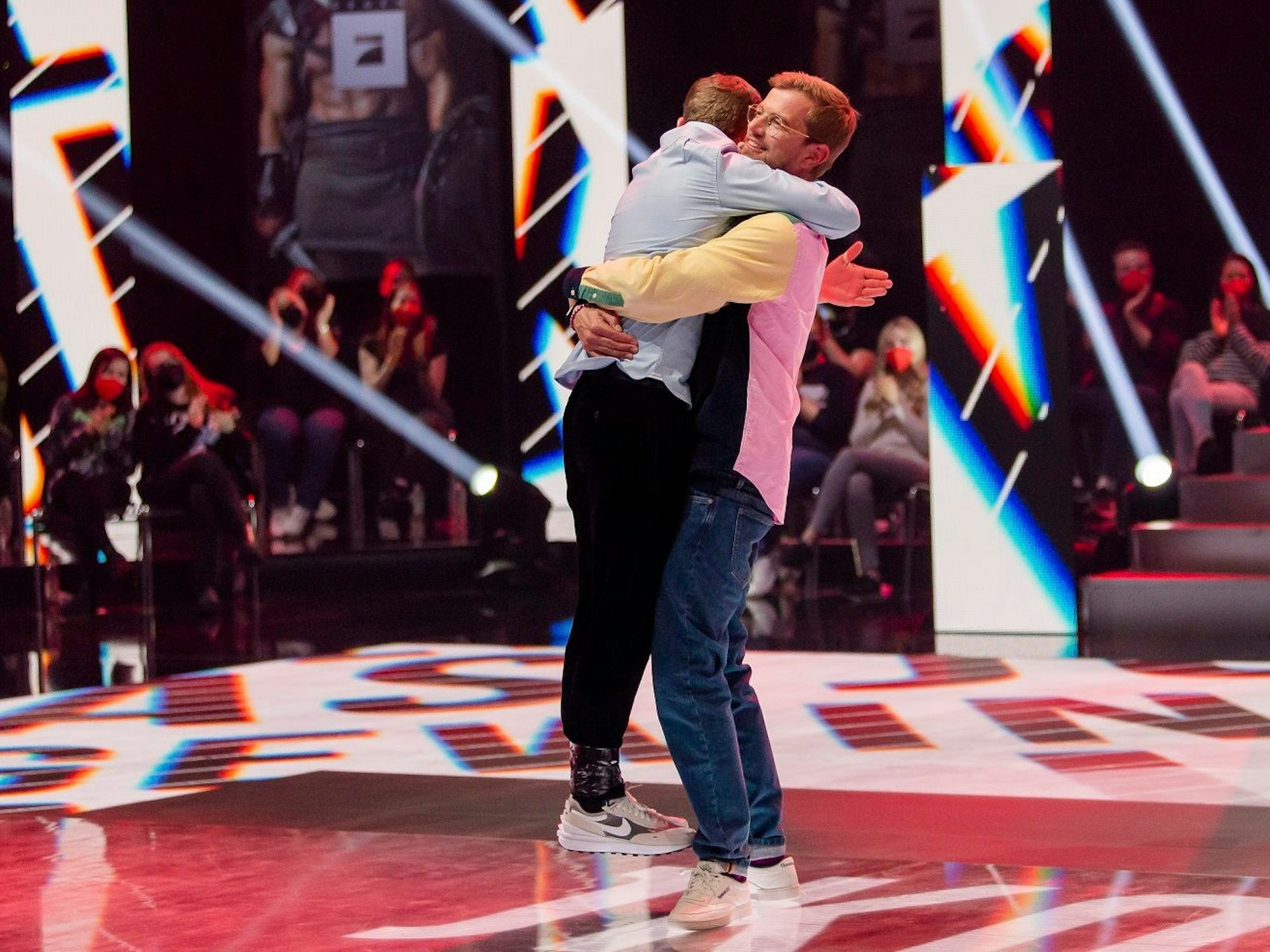 Joko und Klaas umarmen sich bei der Show „Joko & Klaas gegen ProSieben“ am 3. Mai 2022.