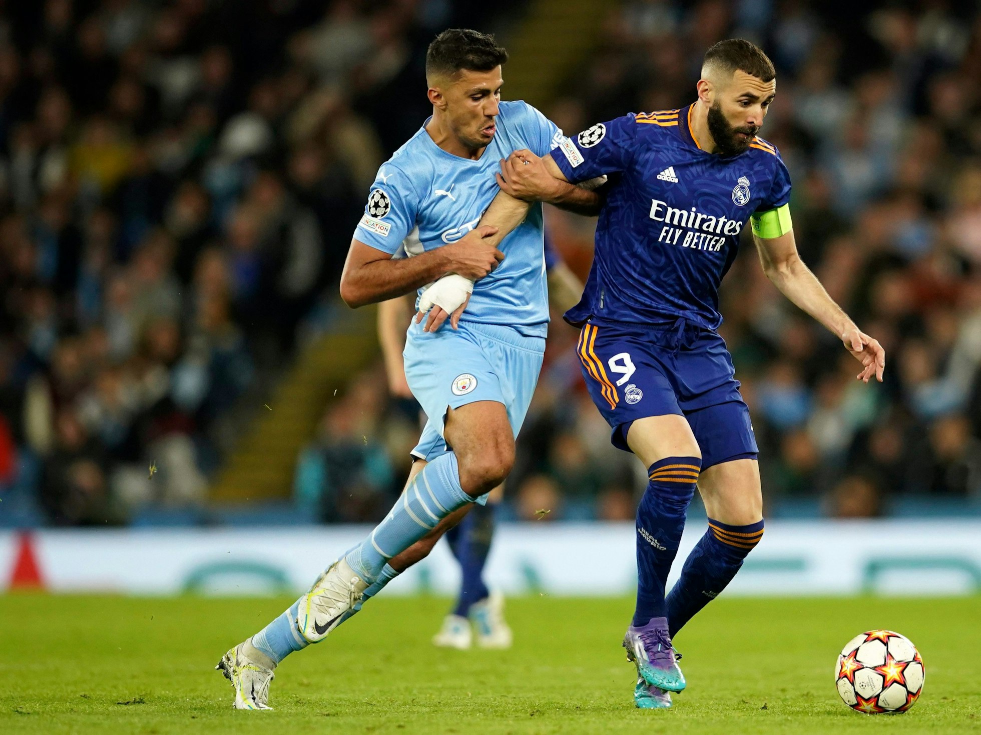 Karim Benzema und Citys-Cancelo im Zweikampf um den Ball.
