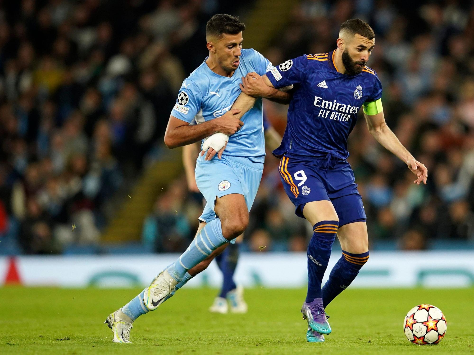 Karim Benzema und Citys-Cancelo im Zweikampf um den Ball.