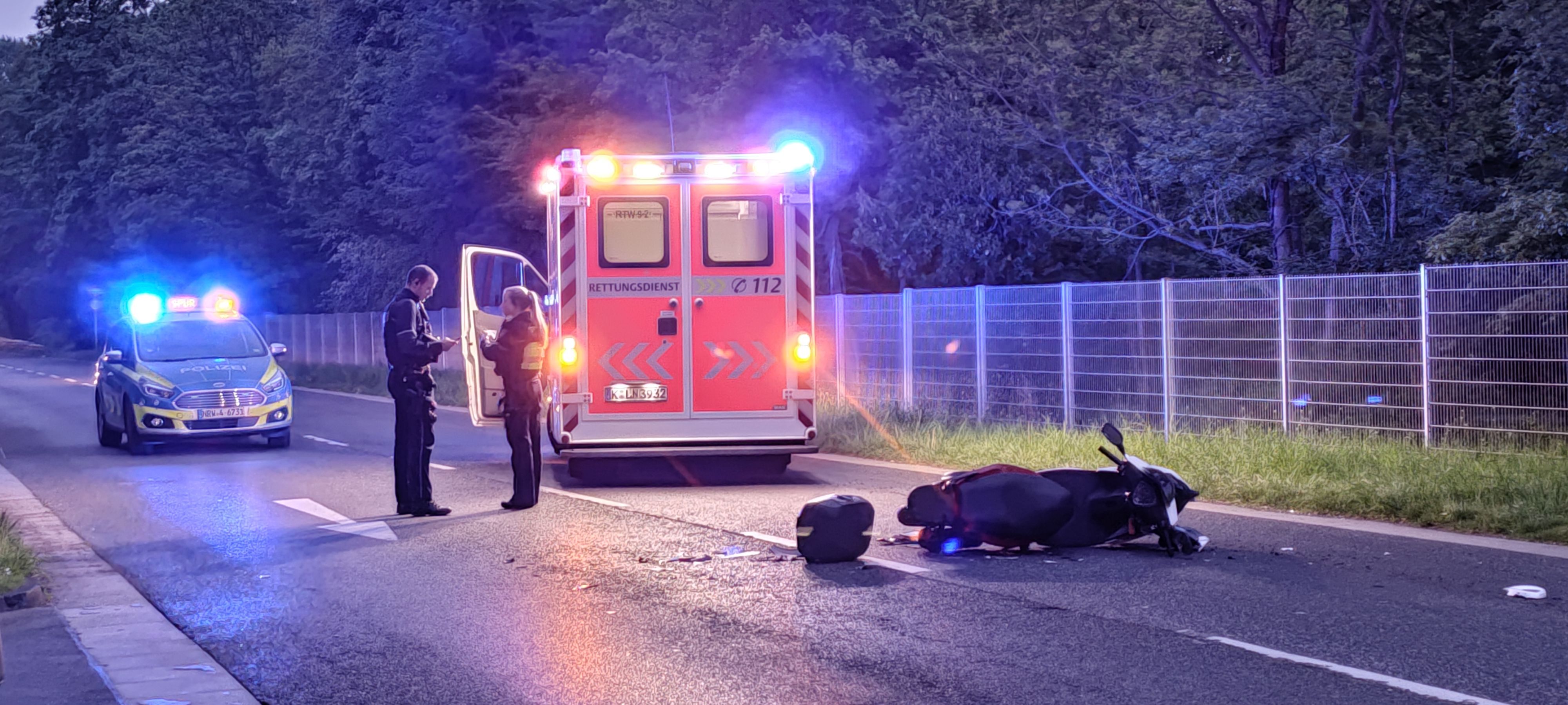 Der Rollerfahrer wurde nach dem Zusammenstoß am Buchheimer Ring auf die Straße geschleudert.
