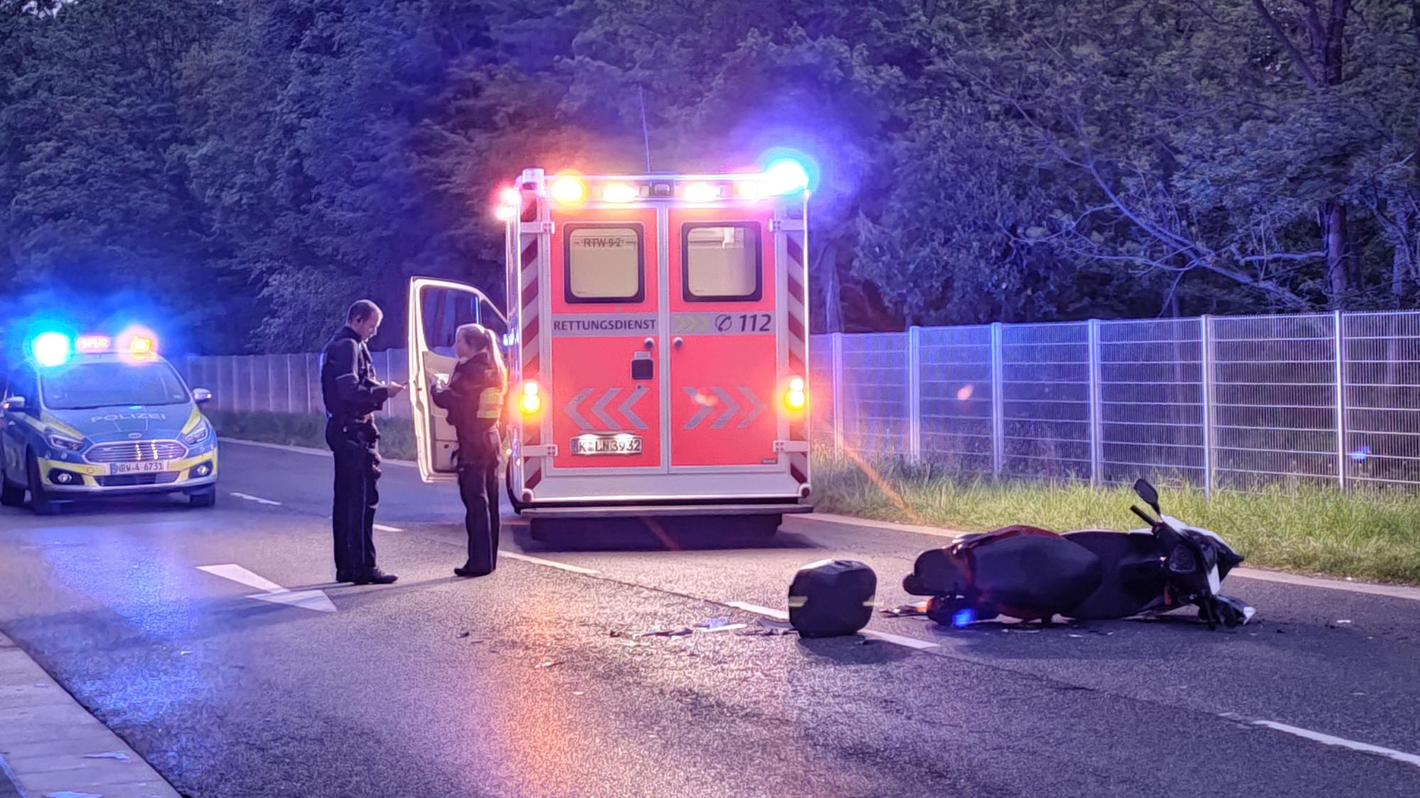 Der Rollerfahrer wurde nach dem Zusammenstoß am Buchheimer Ring auf die Straße geschleudert.