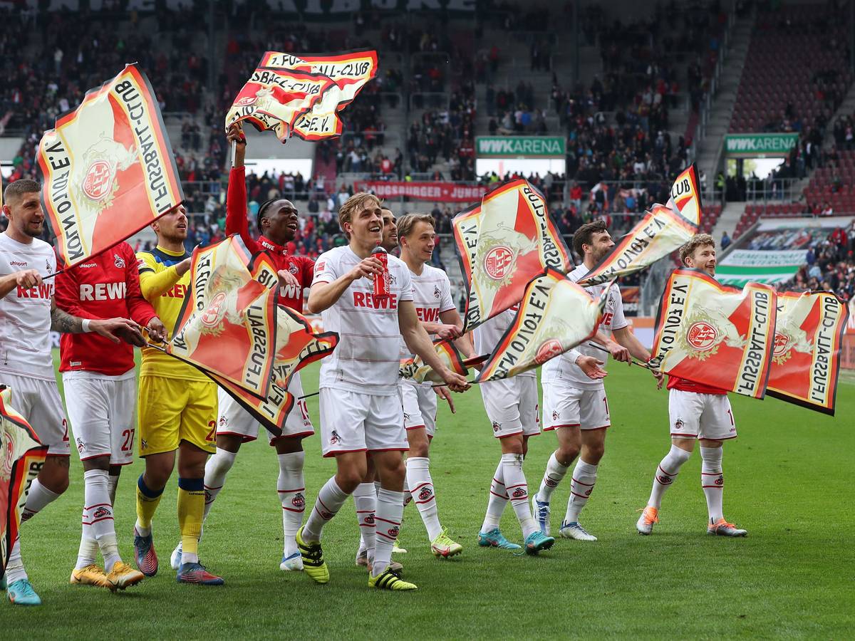 Nach dem Sieg in Augsburg feiern die FC-Profis mit Fähnchen in der Fankurve.