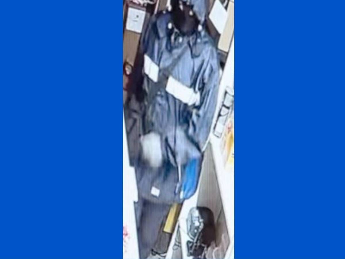 Die Polizei sucht seit Monaten einen mutmaßlichen Räuber, hier beim Raub im Kiosk am 17. Februar 2022.
