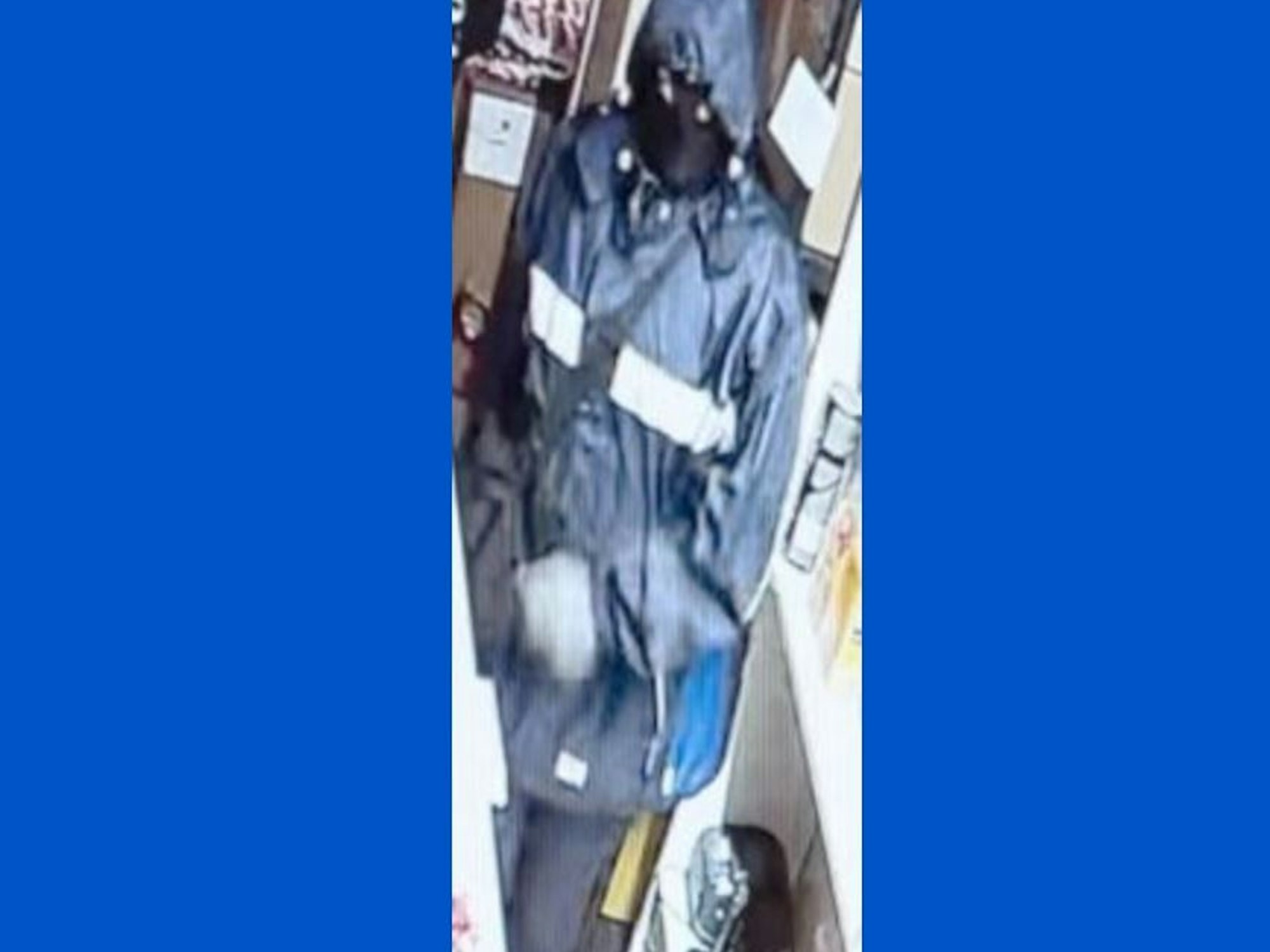 Die Polizei sucht seit Monaten einen mutmaßlichen Räuber, hier beim Raub im Kiosk am 17. Februar 2022.