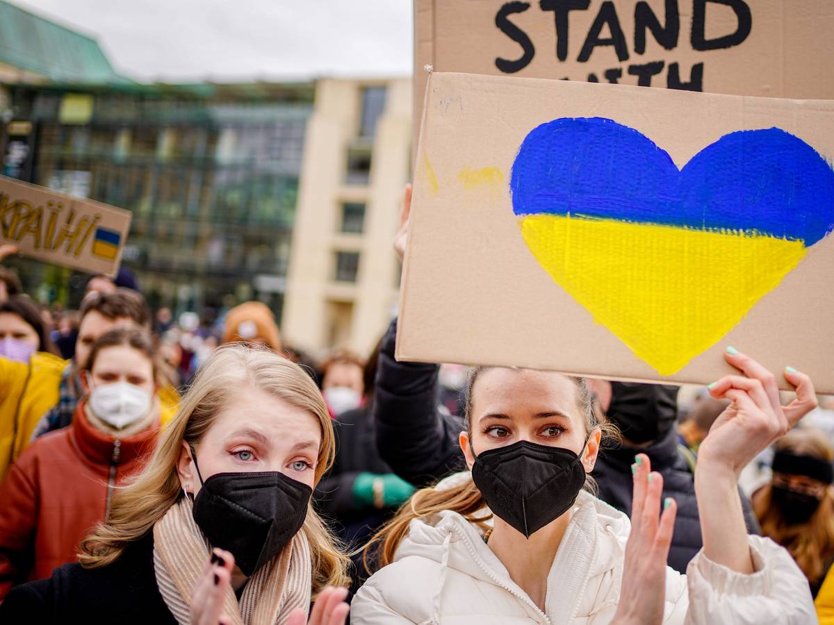 Zahlreiche Menschen demonstrieren vor dem Brandenburger Tor gegen den russischen Angriff auf die Ukraine.