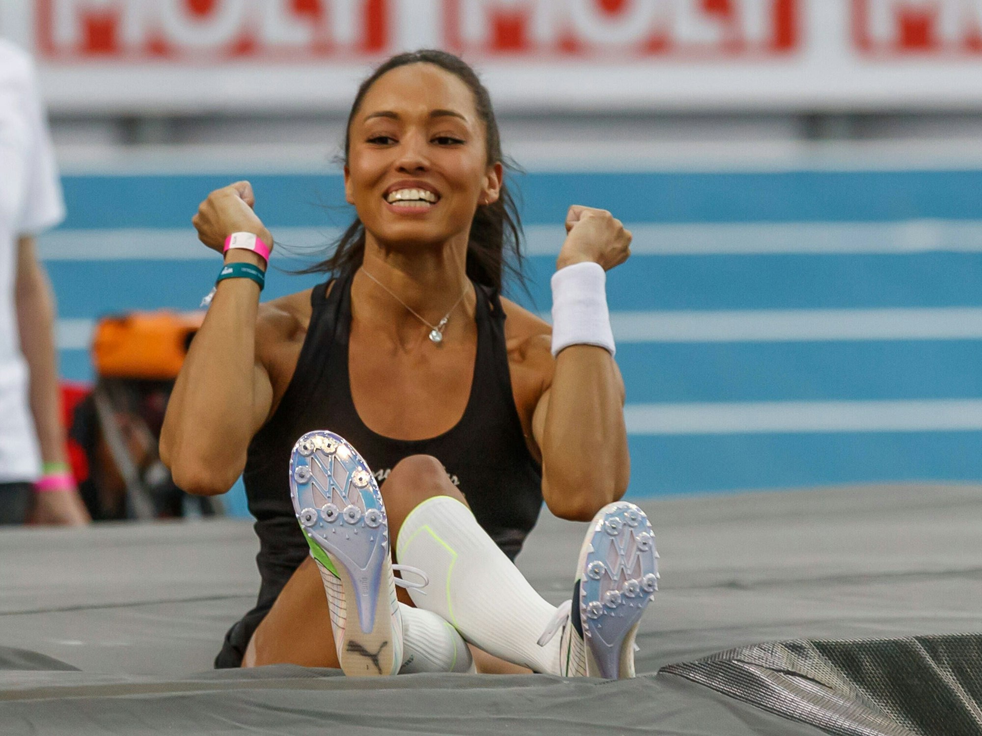 Stabhochspringerin Jacqueline Otchere jubelt auf der Matte.