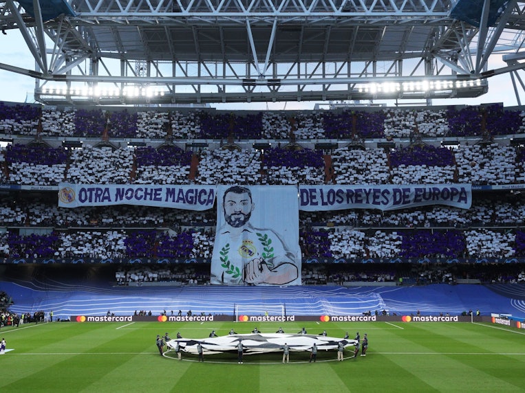 Im Estadio Santiago Bernabéu prangt im Halbfinale der Champions League gegen Manchester City neben der großen Choreografie auch das gewohnte blaue Banner im Unterrang.