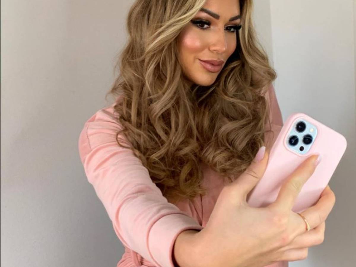 Das Selfie zeigt die Reality TV-Bekanntheit Cethrin Schulze. Sie hat es am 14. November 2021 auf Instagram veröffentlicht.