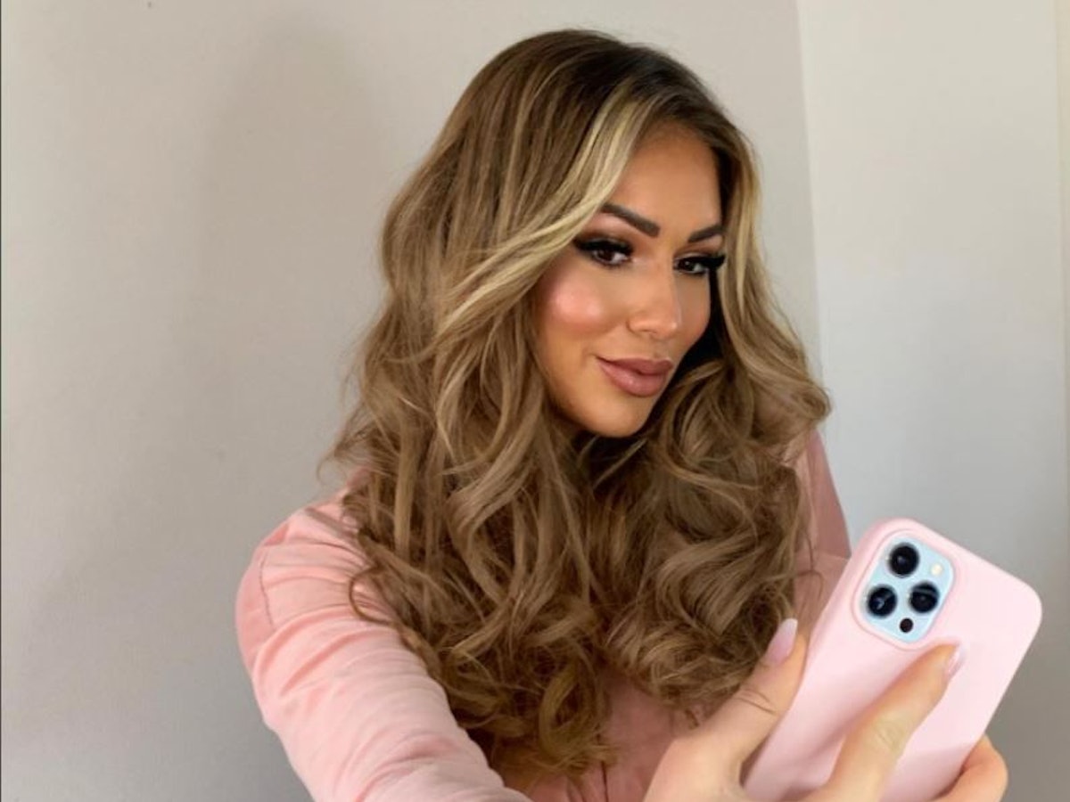 Das Selfie zeigt die Reality TV-Bekanntheit Cethrin Schulze. Sie hat es am 14. November 2021 auf Instagram veröffentlicht.