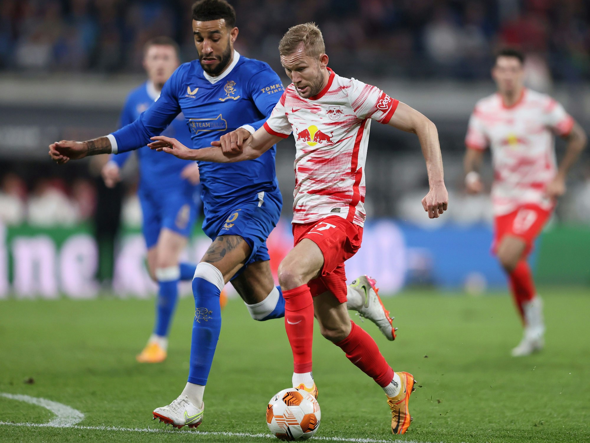 Ranger-Spieler Connor Goldson versucht, Leipzigs Konrad Laimer vom Ball zu trennen.