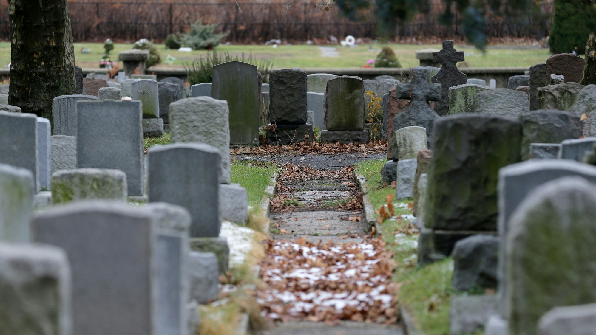 Grabsteine stehen auf dem Bay View Cemetery in dem US-Staat New Jersey. Das Bild ist vom 11. Dezember 2019.
