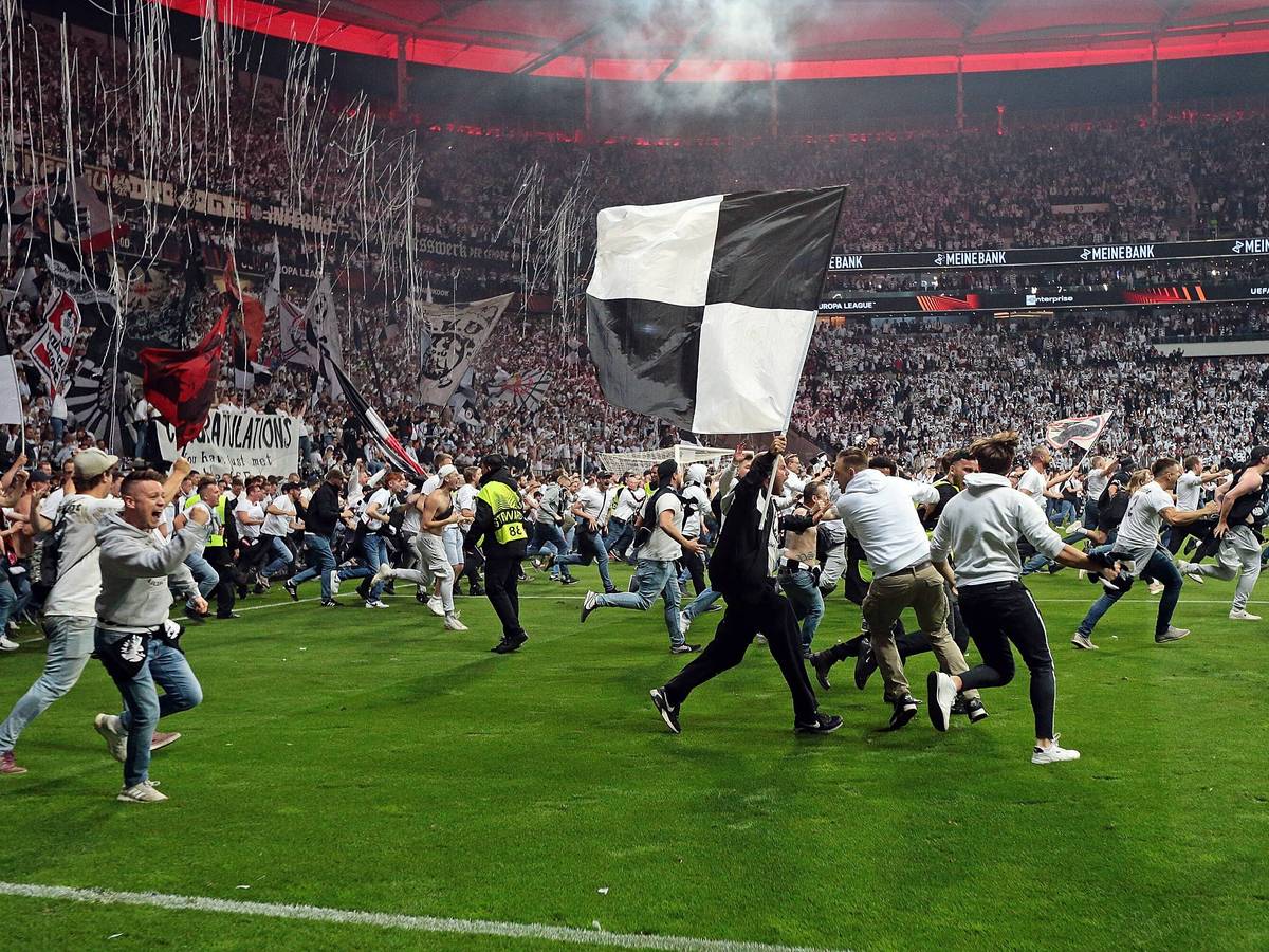 Fans von Eintracht Frankfurt stürmen in der Europa League nach Schlusspfiff den Platz.