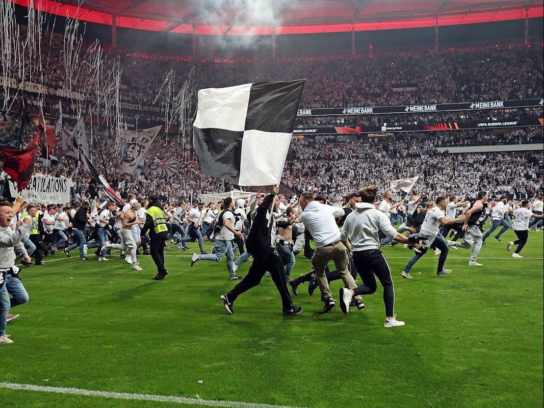 Fans von Eintracht Frankfurt stürmen in der Europa League nach Schlusspfiff den Platz.